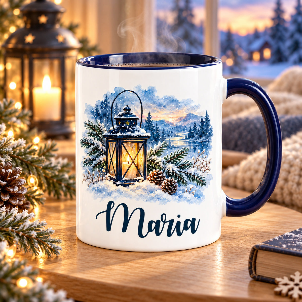 Weiße Keramiktasse mit dunkelblauem Henkel, Winterlaterne und Wunschname in einer gemütlichen Winterszene