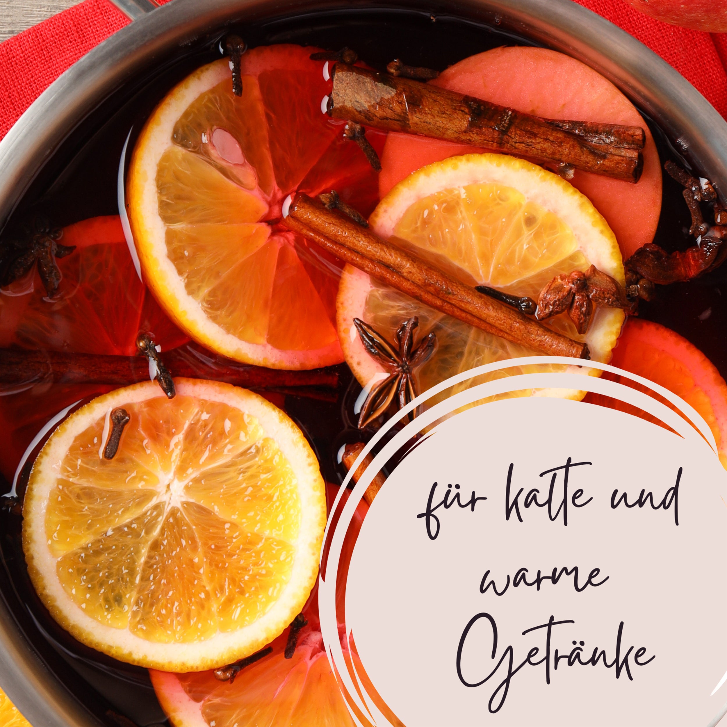 Kreisrunde Orangenscheiben mit Zimt und Sternanis.