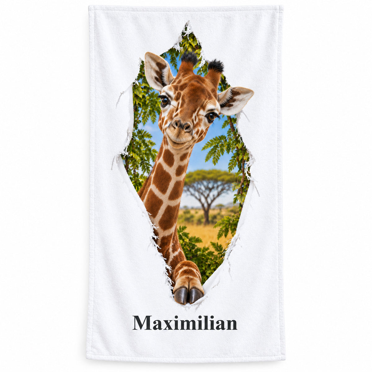 Weißes personalisiertes Handtuch mit Giraffe-Motiv in Stoffriss-Optik auf weißem Hintergrund