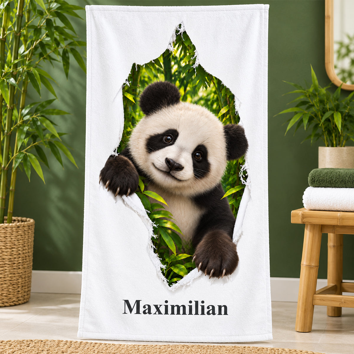 Handtuch mit Panda-Motiv und Namensaufdruck im thematisch gestalteten Badezimmer