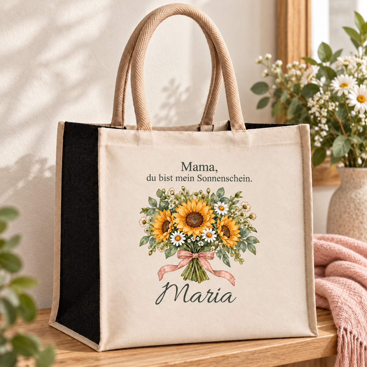Personalisierte Mama-Tasche mit Sonnenblumen auf einer Holzbank