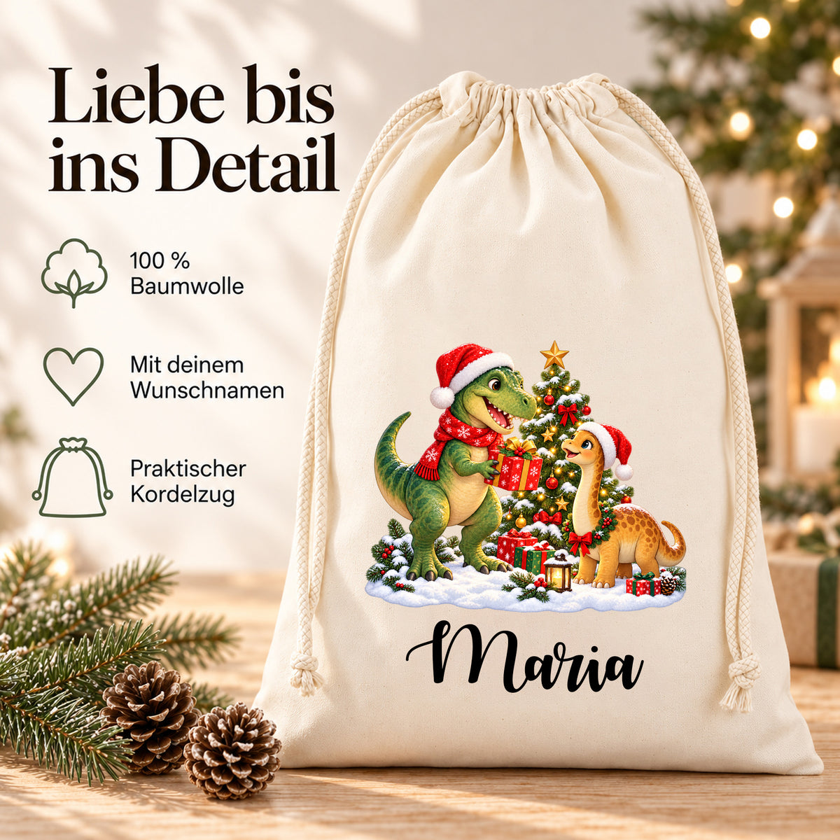 Nikolaussack mit grünem T-Rex und kleinem Langhals-Dinosaurier in einer Weihnachtsszene; Hinweise im Bild: 100 % Baumwolle, mit deinem Wunschnamen und praktischer Kordelzug.