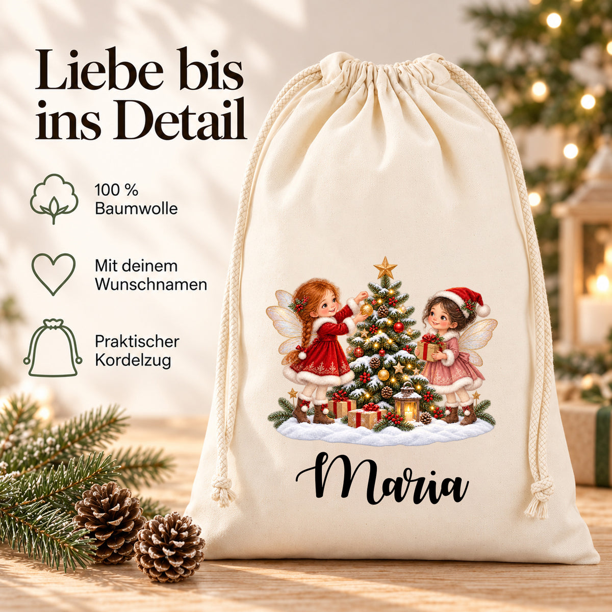 Nikolaussack mit zwei Feen an einem verschneiten Weihnachtsbaum; Hinweise im Bild: 100 % Baumwolle, mit deinem Wunschnamen und praktischer Kordelzug.