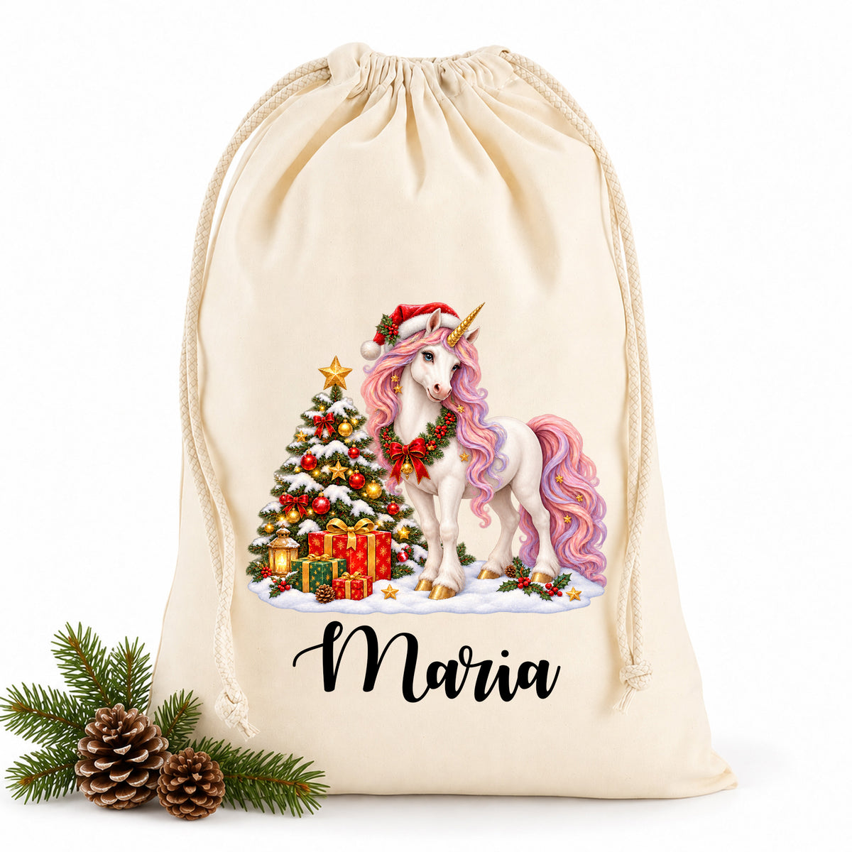 Naturfarbener Nikolaussack mit weißem Einhorn mit rosa-lilafarbener Mähne neben Weihnachtsbaum und Geschenken und dem schwarzen Beispielnamen Maria vor hellem Hintergrund.