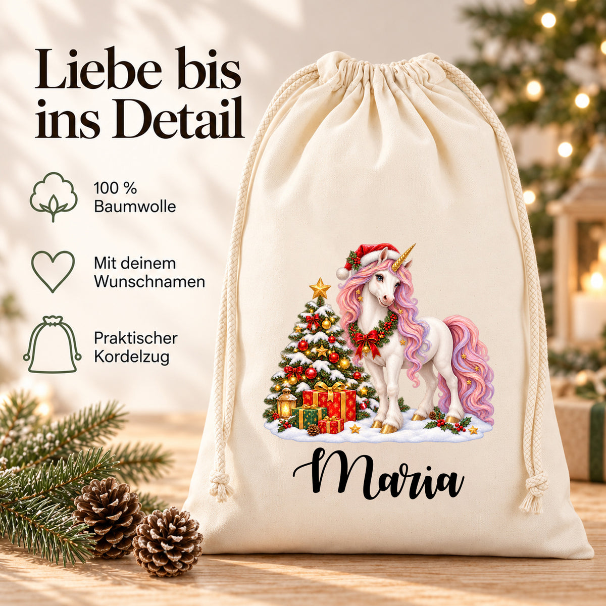 Nikolaussack mit weißem Einhorn mit rosa-lilafarbener Mähne neben Weihnachtsbaum und Geschenken; Hinweise im Bild: 100 % Baumwolle, mit deinem Wunschnamen und praktischer Kordelzug.