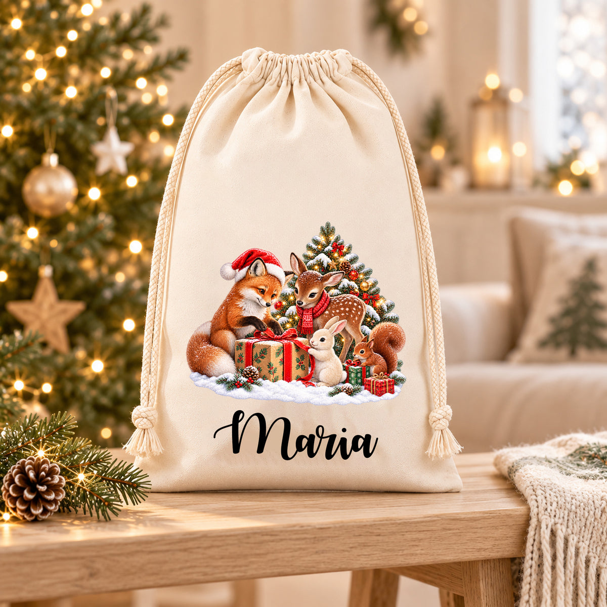 Nikolaussack mit Fuchs, Rehkitz, Hase und Eichhörnchen um ein Geschenkpaket und dem Namen Maria auf einer hellen Holzablage in weihnachtlicher Wohnumgebung.