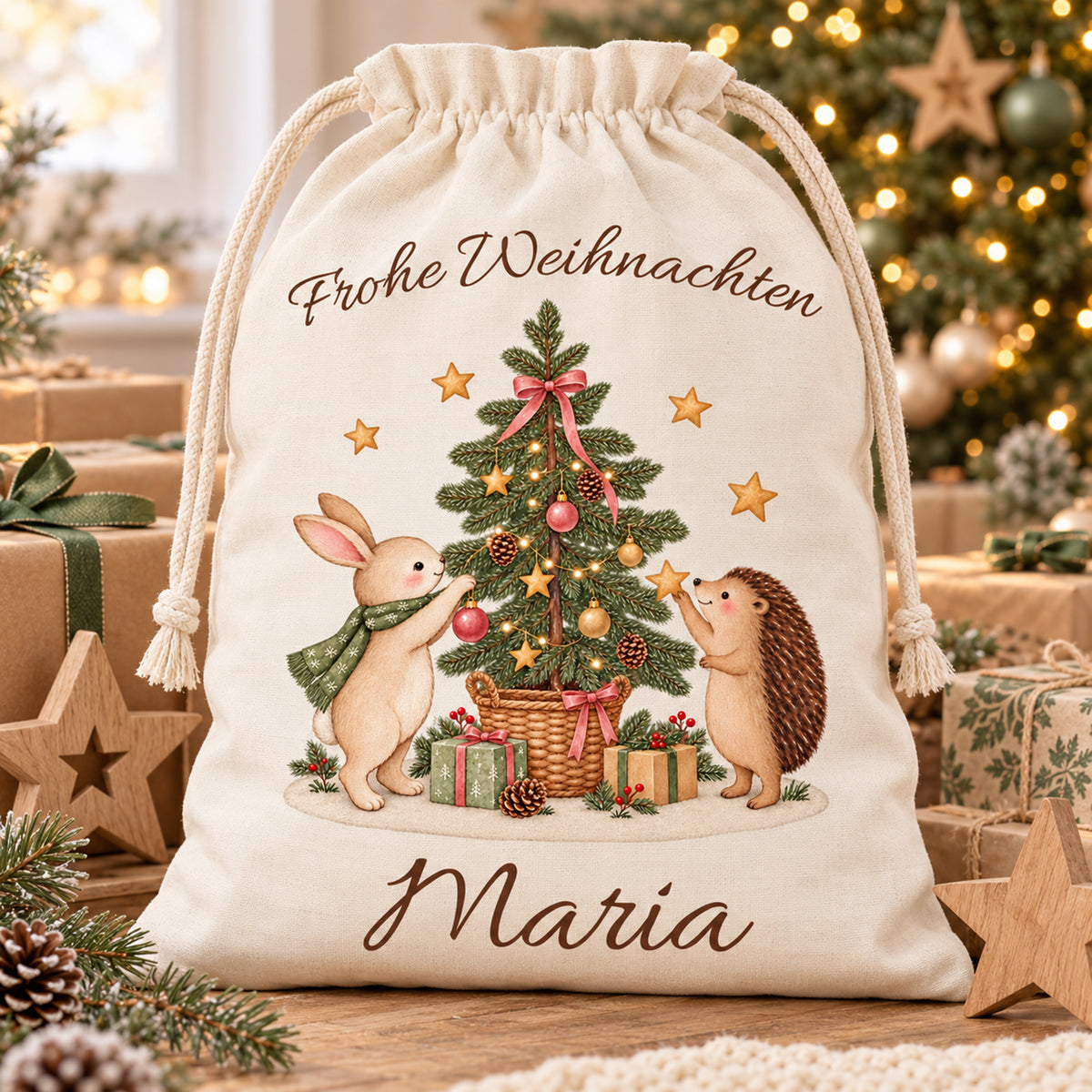 Nikolaussack mit Hase und Igel und Wunschname zwischen Geschenken vor einem beleuchteten Weihnachtsbaum.