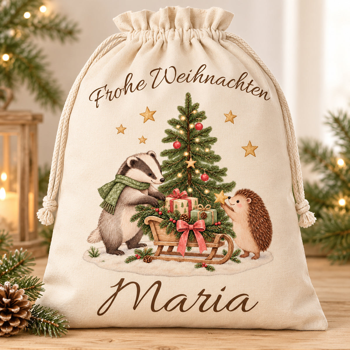 Personalisierter Nikolaussack mit Dachs und Igel auf hellem Holz, neben Tannenzweig und Zapfen.