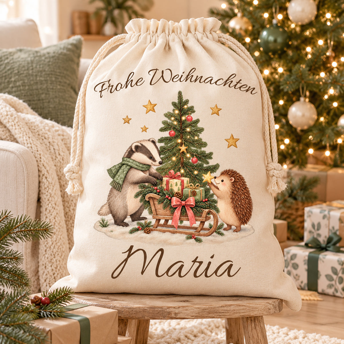 Personalisierter Nikolaussack mit Dachs und Igel auf einem Holzhocker im weihnachtlichen Wohnzimmer.