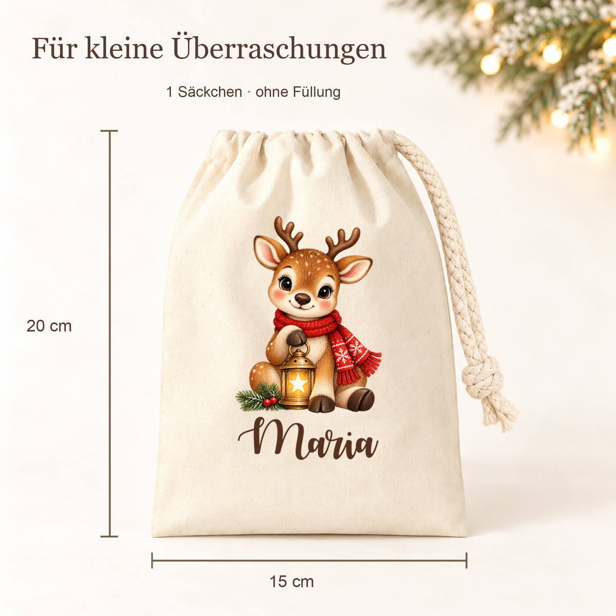 Naturfarbenes Nikolaussäckchen mit Rentier mit Sternenlaterne und personalisiertem Namen mit Maßlinien für 15 cm Breite und 20 cm Höhe.