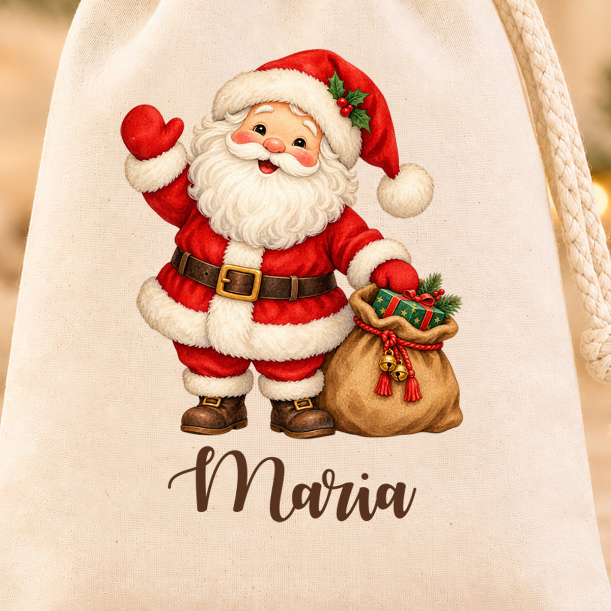 Naturfarbenes Nikolaussäckchen mit Weihnachtsmann mit Geschenkesack und personalisiertem Namen in Nahaufnahme mit gut sichtbarem Motiv und Namensdruck.