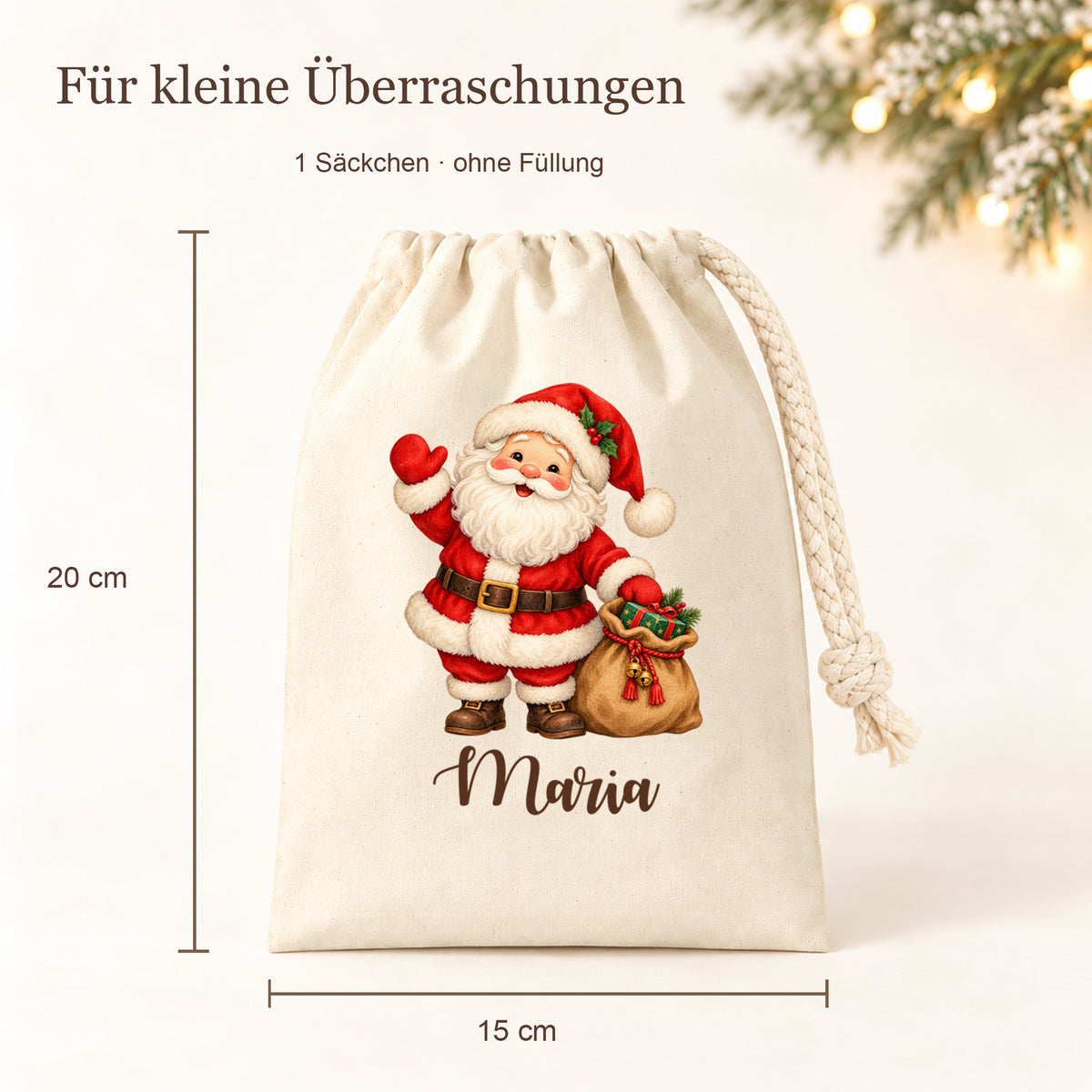 Naturfarbenes Nikolaussäckchen mit Weihnachtsmann mit Geschenkesack und personalisiertem Namen mit Maßlinien für 15 cm Breite und 20 cm Höhe.