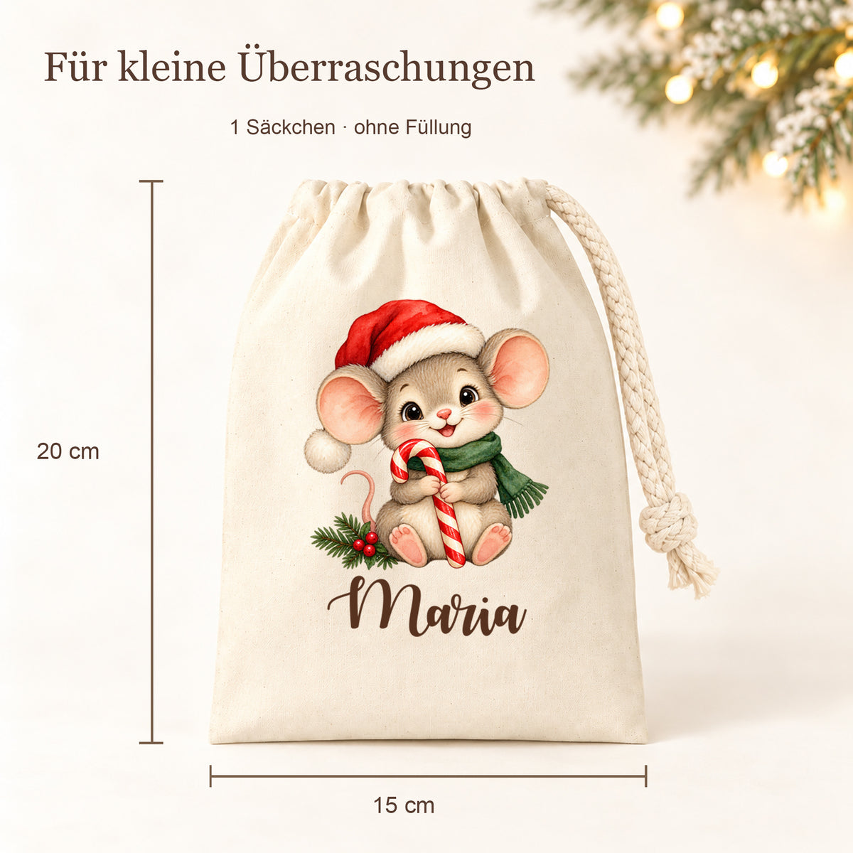 Naturfarbenes Nikolaussäckchen mit Weihnachtsmaus mit Zuckerstange und personalisiertem Namen mit Maßlinien für 15 cm Breite und 20 cm Höhe.