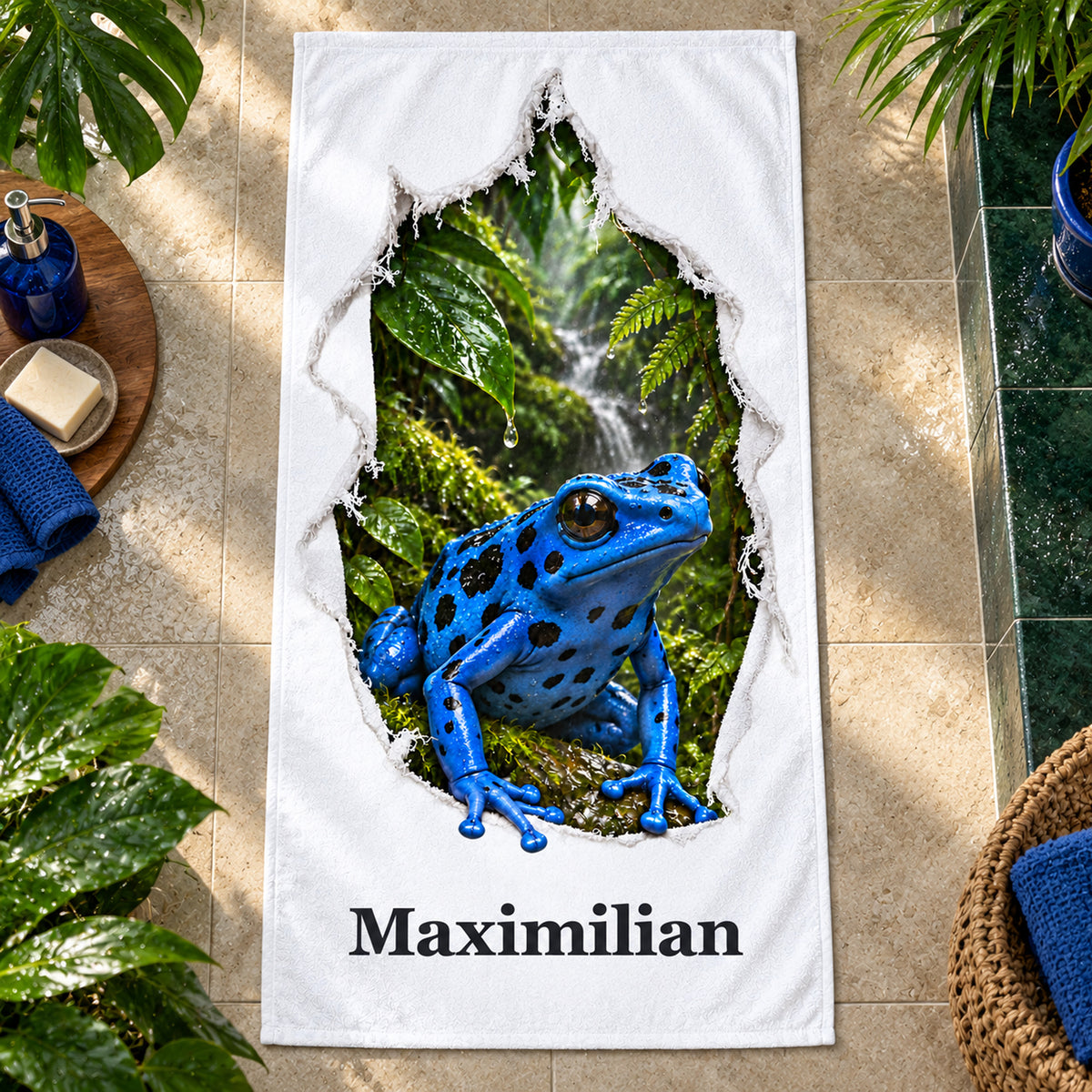 Handtuch mit blauem Pfeilgiftfrosch und Wunschname auf Badezimmerfliesen
