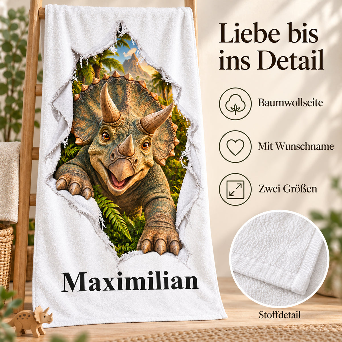 Weißes personalisiertes Handtuch mit Triceratops-Motiv im Stoffriss-Design mit Materialdetail und Informationen zur Personalisierung.