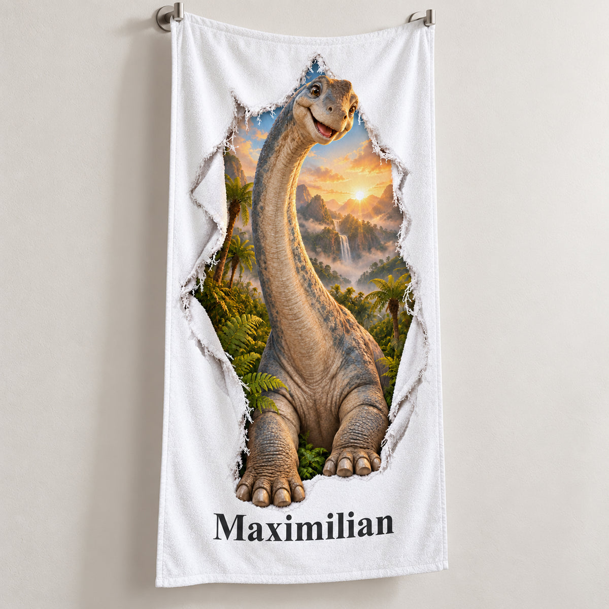 Weißes personalisiertes Handtuch mit Langhals-Dinosaurier-Motiv im Stoffriss-Design in schräger Studioansicht mit sichtbarem Saum.