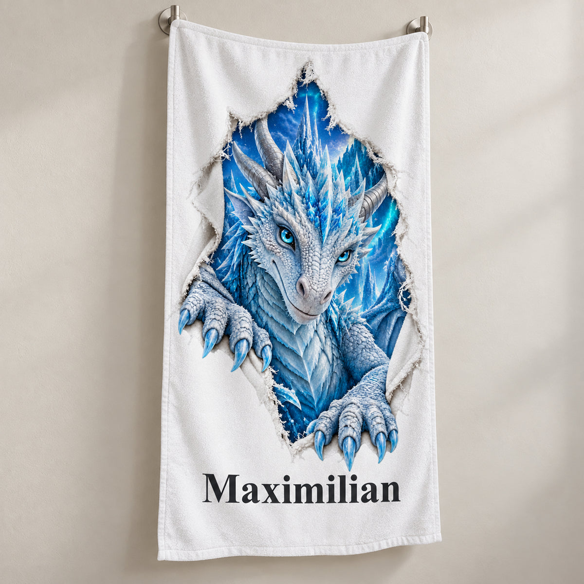Weißes personalisiertes Handtuch mit Eisdrache-Motiv im Stoffriss-Design in schräger Studioansicht mit sichtbarem Saum.
