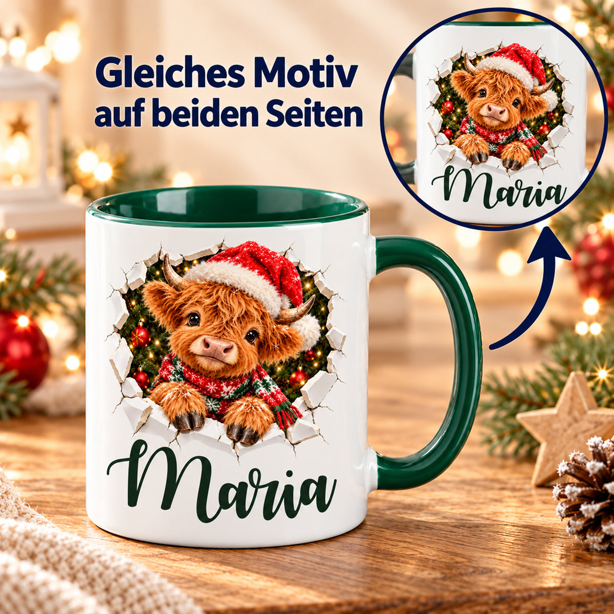 Zwei Ansichten der Tasse zeigen auf beiden Seiten dasselbe weihnachtliche Hochlandrind-Motiv und denselben Wunschnamen