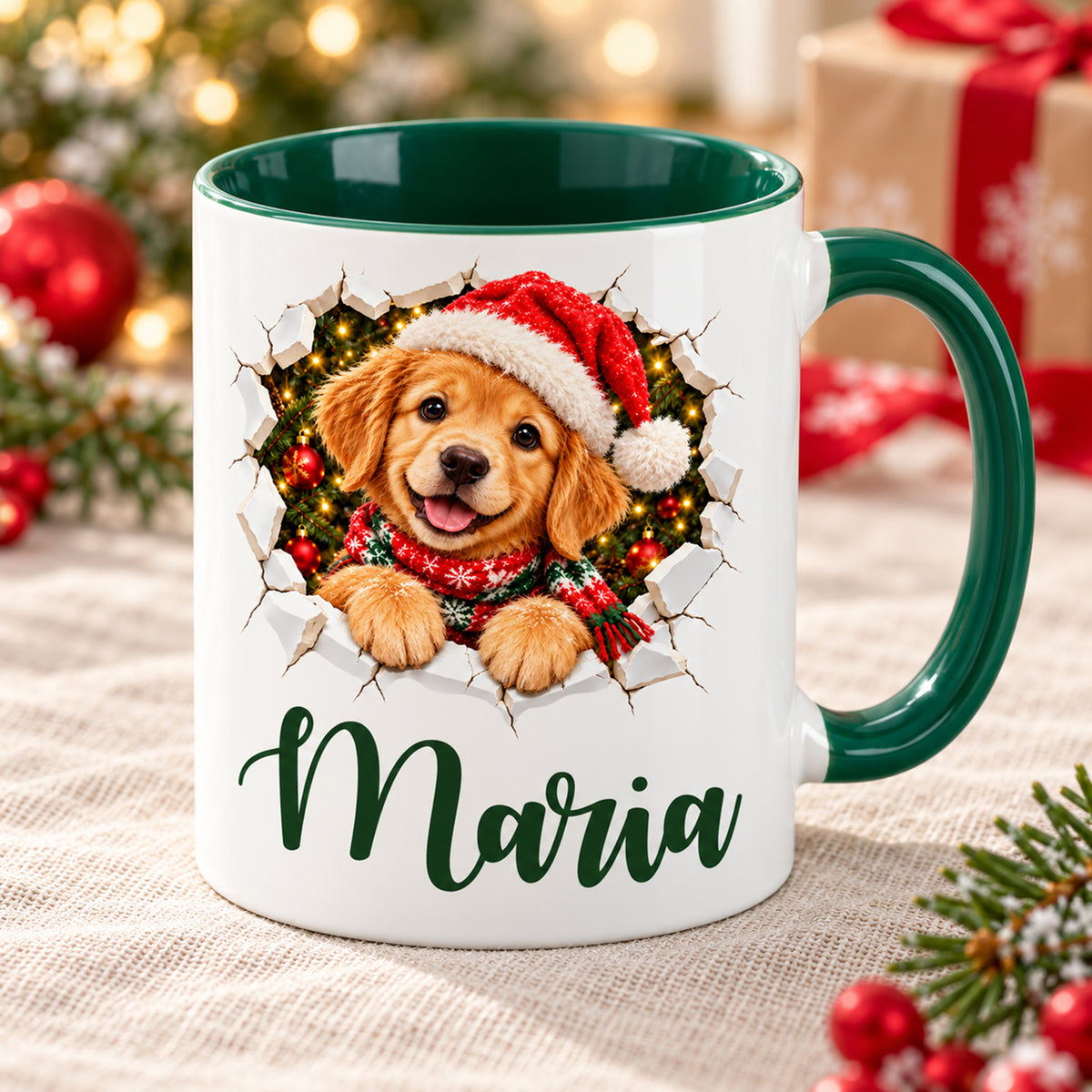 Weihnachtstasse mit Hund und Wunschname schräg von vorn, grüner Henkel und Innenraum sichtbar