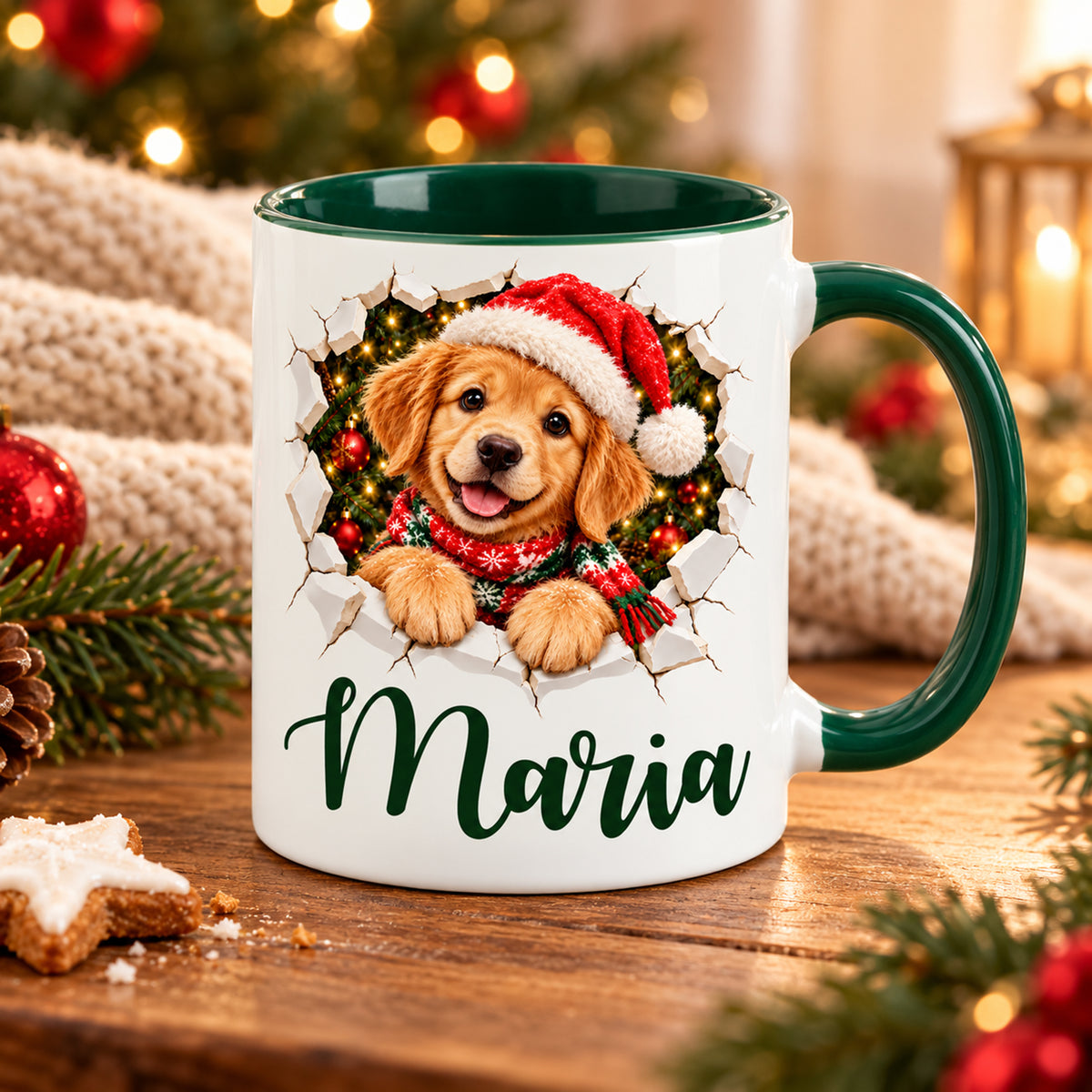 Personalisierte Weihnachtstasse mit Hund-Motiv und grünem Henkel in einer weihnachtlichen Wohnszene