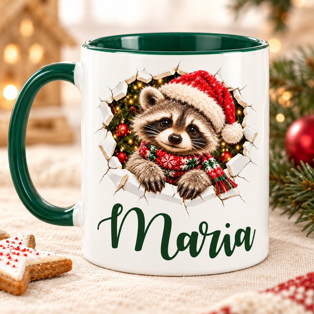 Rückseite der grünen Weihnachtstasse: dasselbe Waschbär-Motiv mit Wunschname und gedruckter Keramikbruch-Illusion