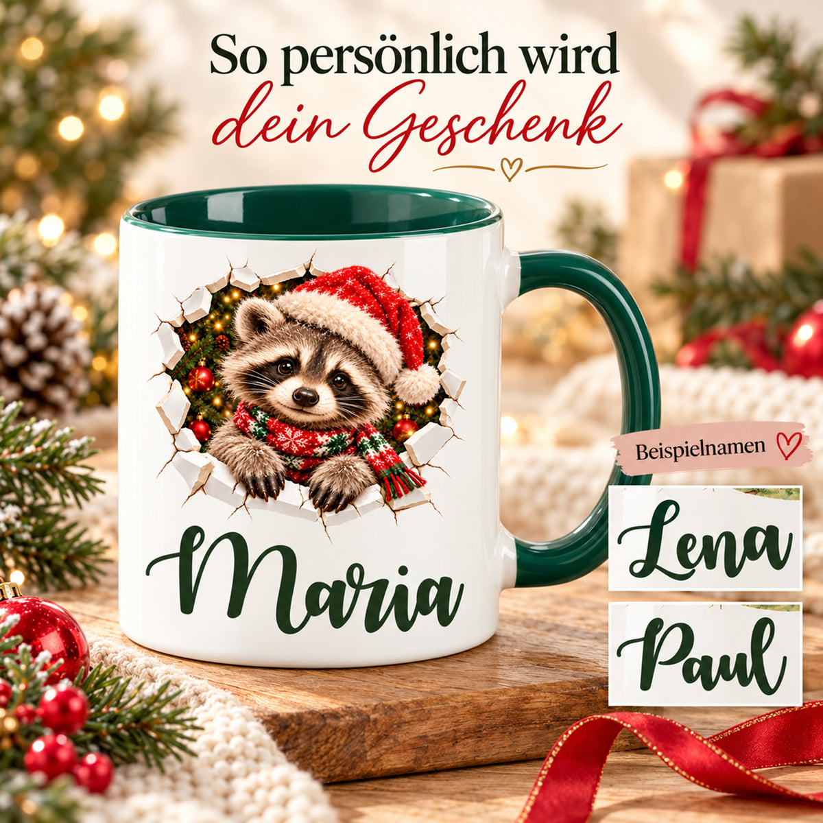 Personalisierung der Weihnachtstasse: Wunschname unter dem Waschbär-Motiv mit Weihnachtsmütze und Schal