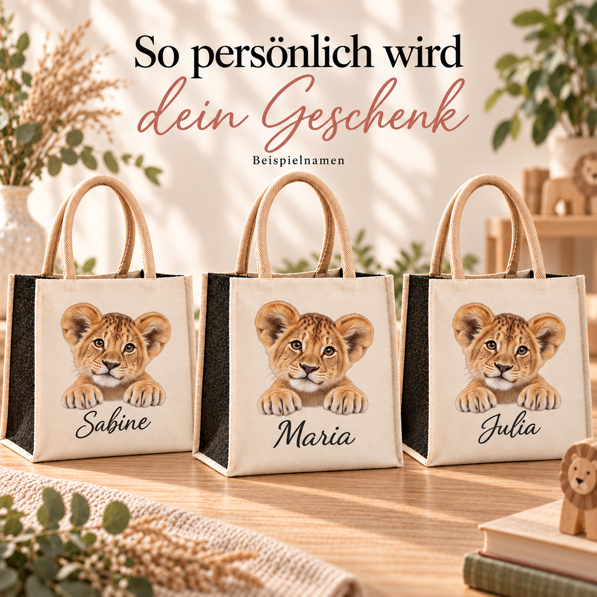 Einkaufstaschen mit gleichem Löwe-Motiv und unterschiedlichen Wunschnamen