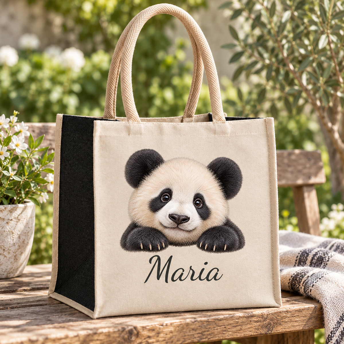 Personalisierte Panda-Einkaufstasche auf einer Holzbank
