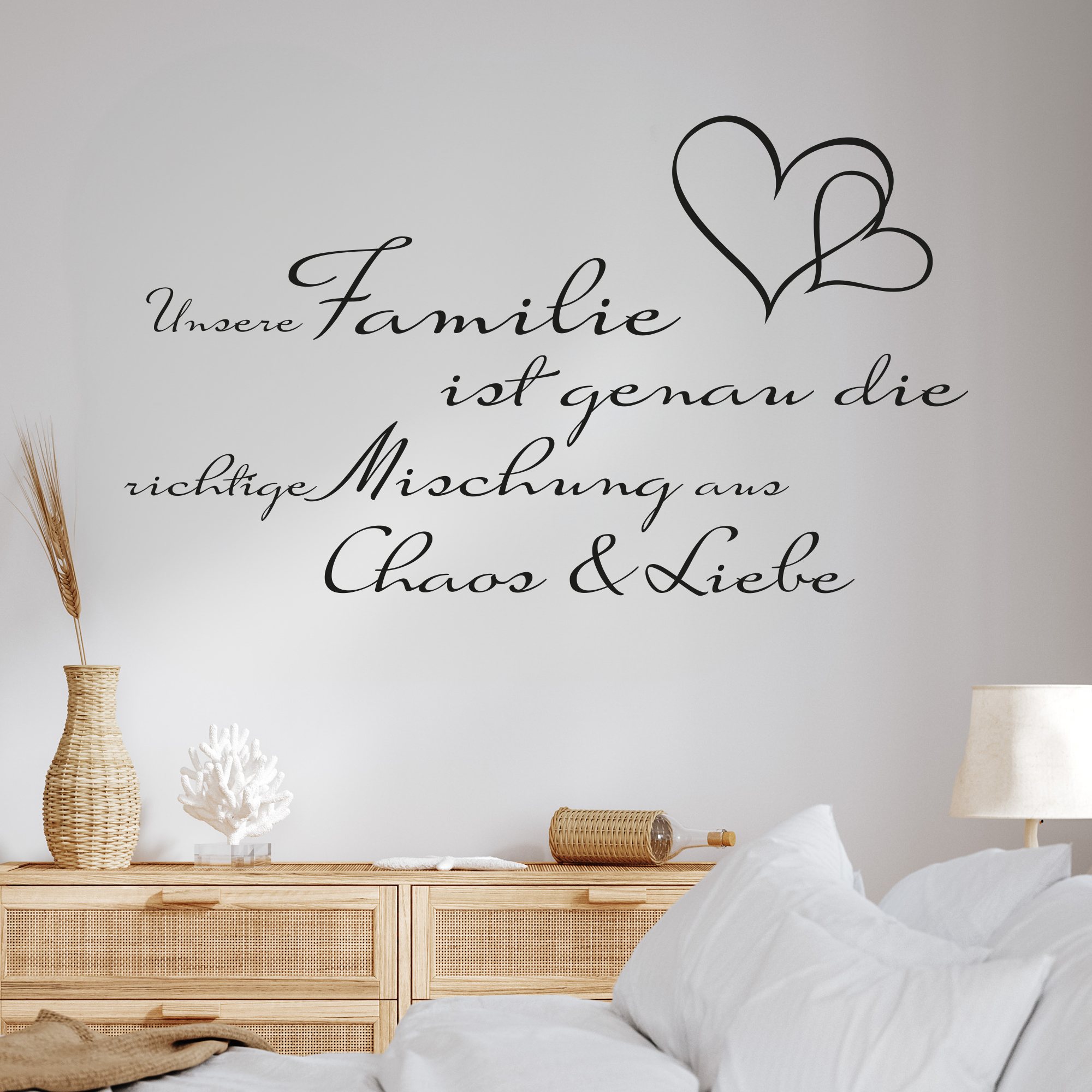 Wandtattoo in Schwarz mit Familienmotto und Herzen.