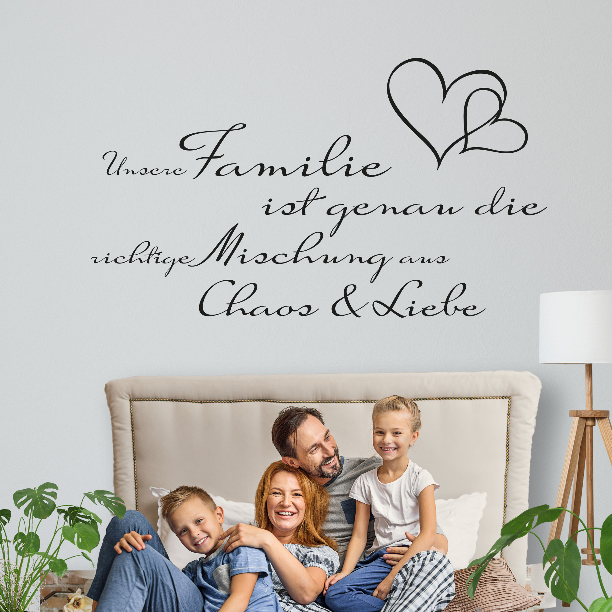 Wandtattoo in Schwarz mit Familienmotto und Herzmotiven.