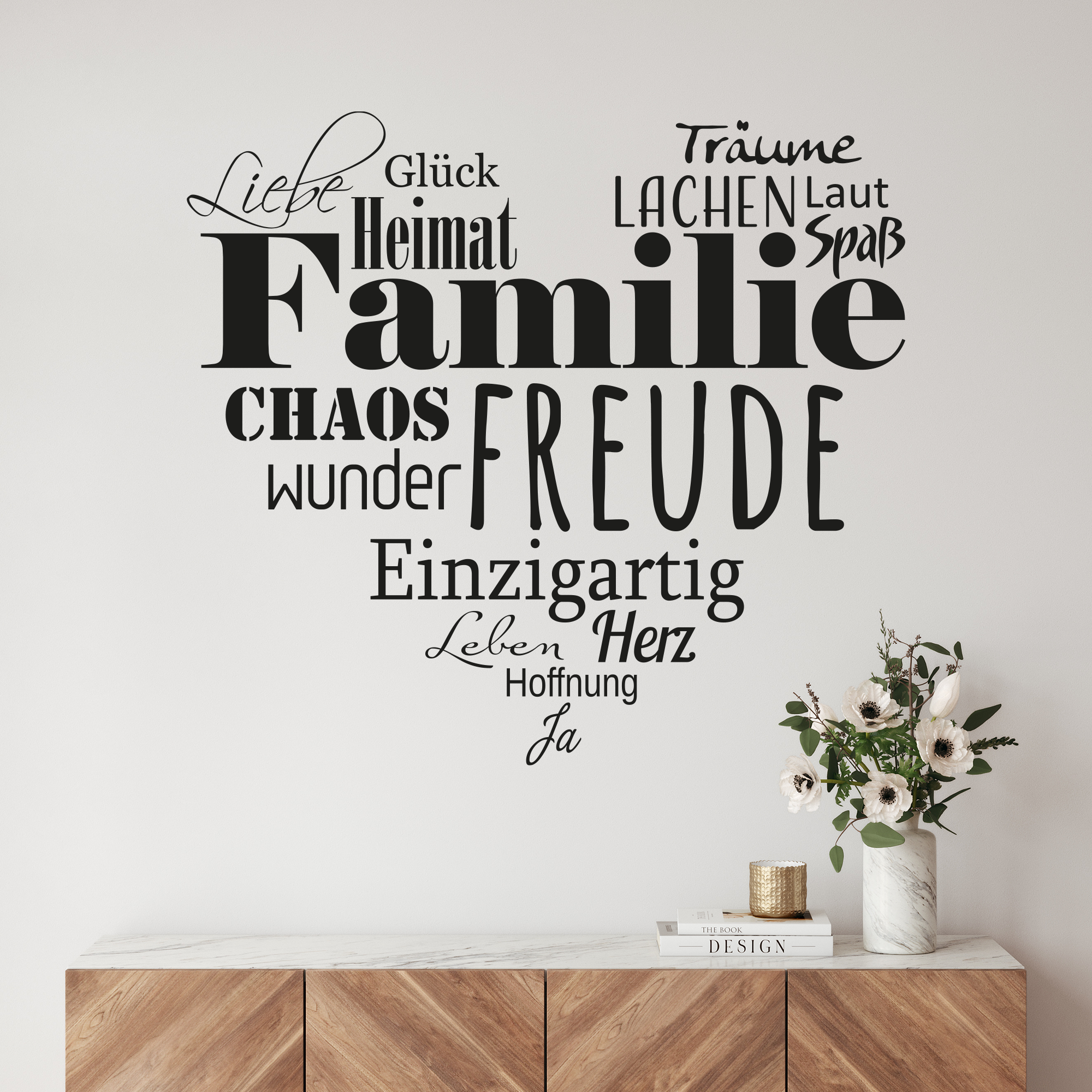 Wandtattoo mit Worten in Schwarz, Familie und Freude betont.