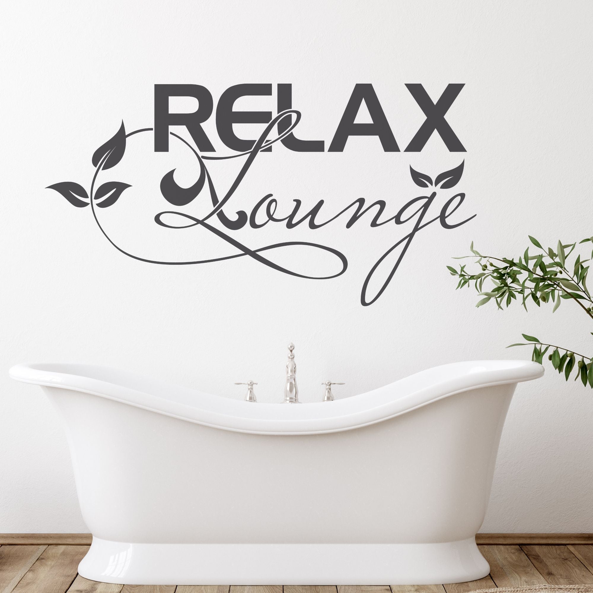 Schwarzer Wandaufkleber "RELAX Lounge" über einer Badewanne.