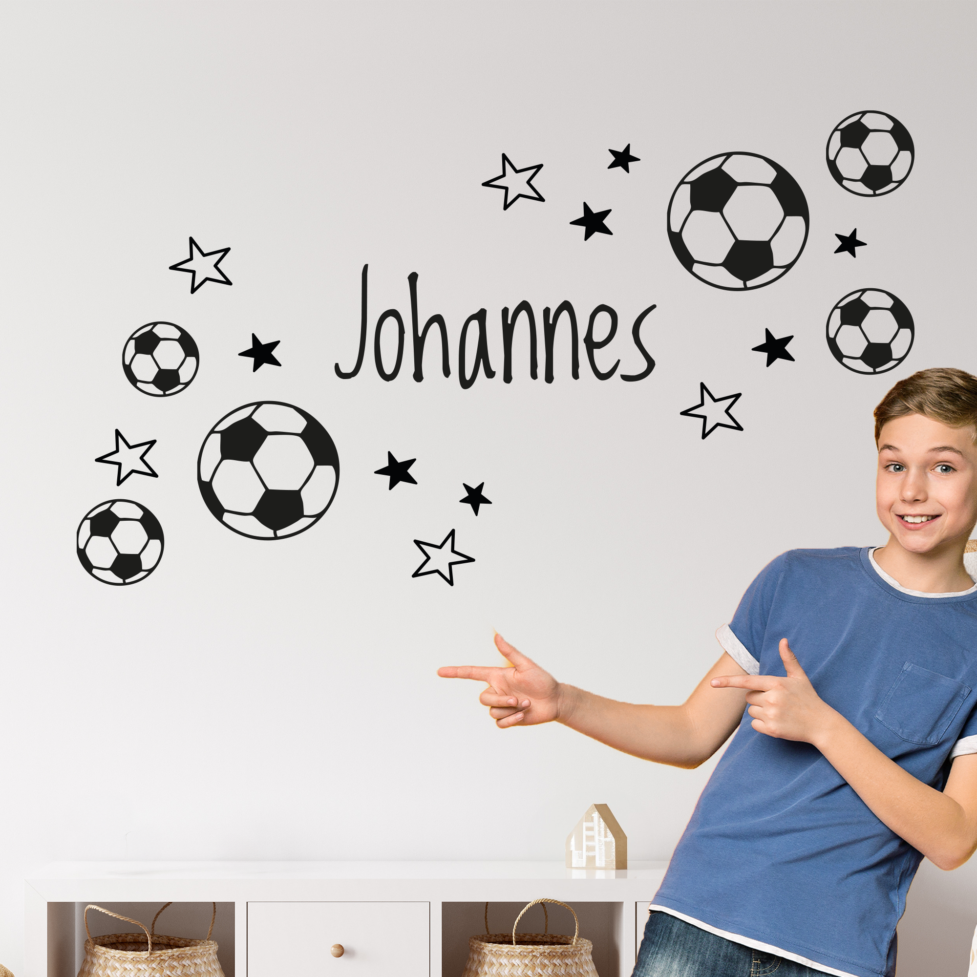 Schwarze Fußball-Wandtattoos mit dem Namen Johannes.