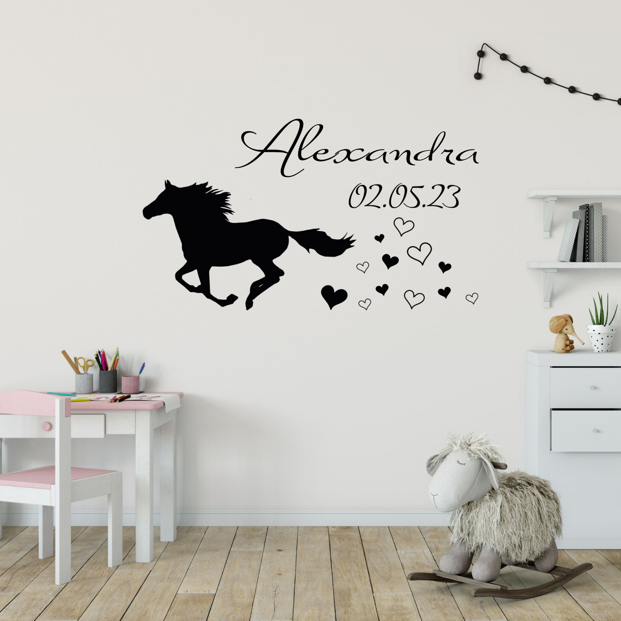Schwarzes Wandtattoo mit Pferd, Herzen und Namen.