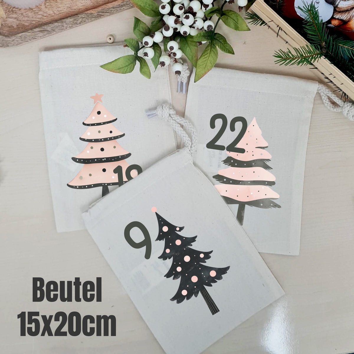 Naturfarbene Adventskalender-Beutel 15 × 20 cm mit roséfarbenen Weihnachtsbäumen