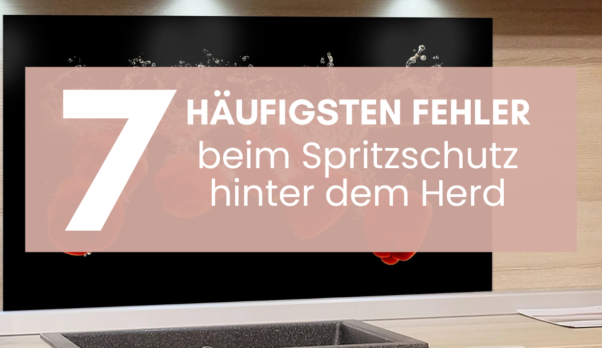Titelgrafik zu sieben Fehlern beim Spritzschutz vor schwarzer Küchenrückwand und Spülbecken