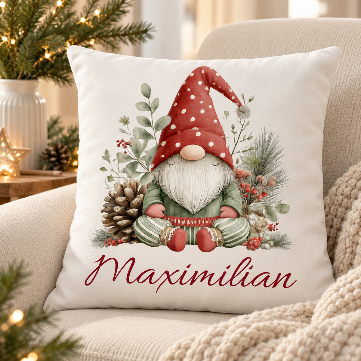 Weihnachtswichtel-Kissenbezug Wintergrün, 40 × 40 cm, mit Beispielname Maximilian: Wohnansicht.