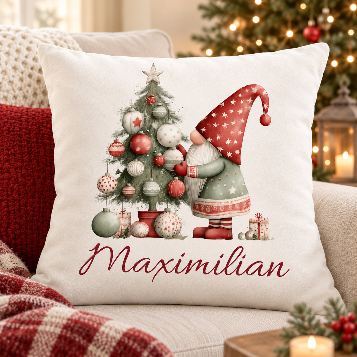 Weihnachtswichtel-Kissenbezug Weihnachtsbaum, 40 × 40 cm, mit Beispielname Maximilian: Wohnansicht.