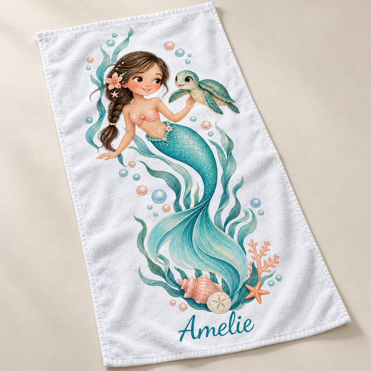 Handtuch mit Motiv Schildkrötenreise und Beispielname Amelie, schräg von oben gezeigt.