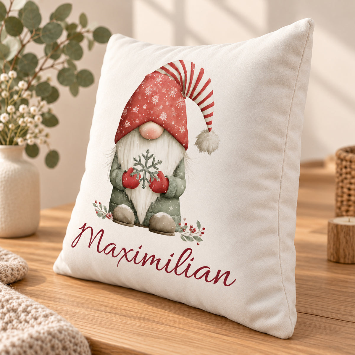 Weihnachtswichtel-Kissenbezug Schneeflocke, 40 × 40 cm, mit Beispielname Maximilian: Ansicht schräg von vorn.