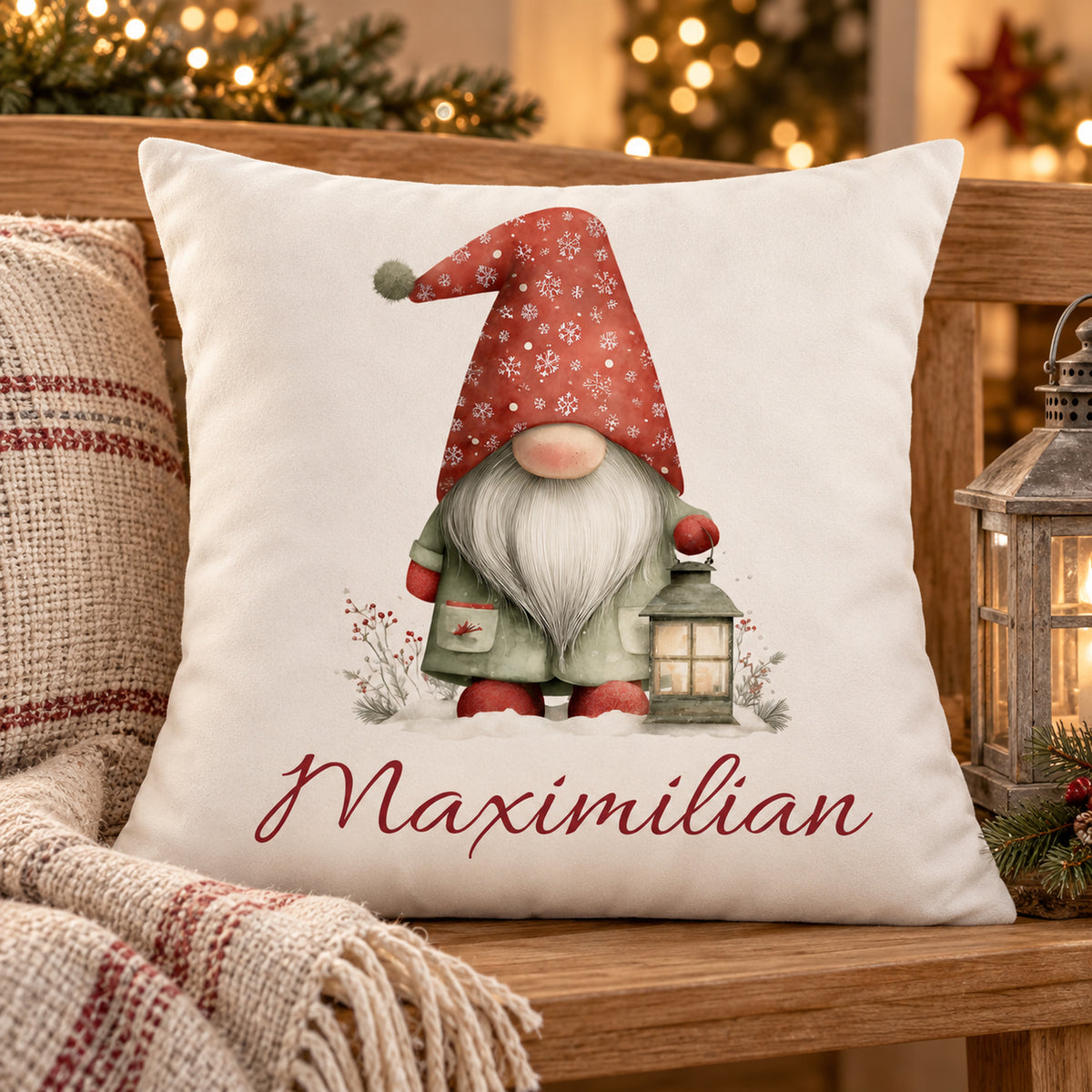 Weihnachtswichtel-Kissenbezug Laternenlicht, 40 × 40 cm, mit Beispielname Maximilian: Wohnszene.