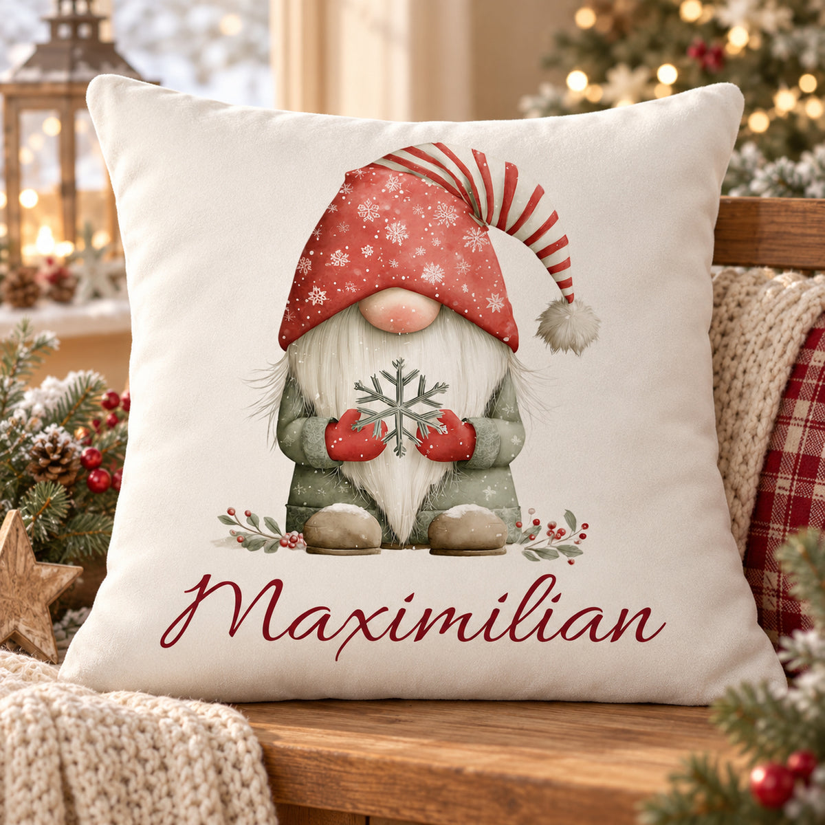 Weihnachtswichtel-Kissenbezug Schneeflocke, 40 × 40 cm, mit Beispielname Maximilian: Wohnszene.