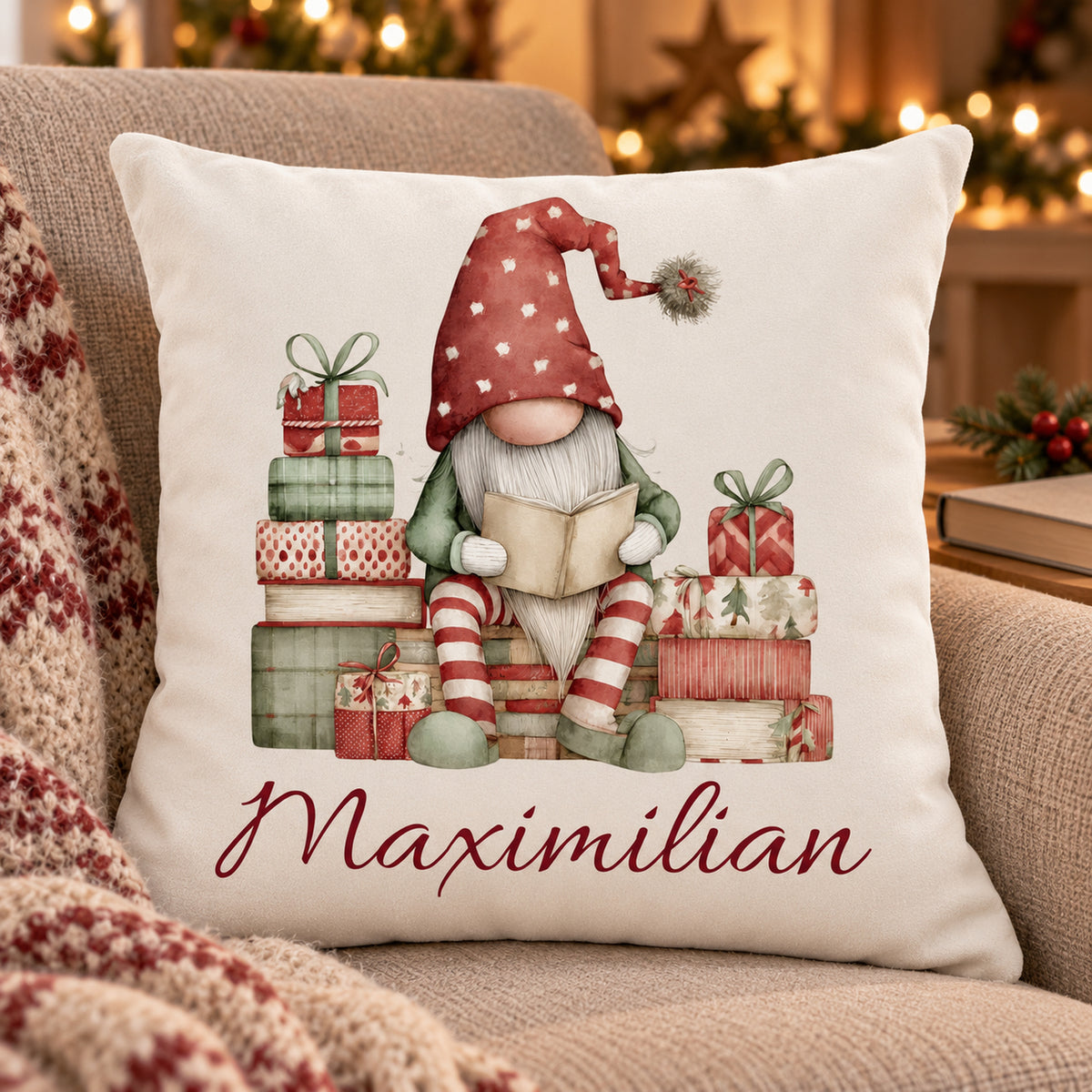 Weihnachtswichtel-Kissenbezug Gemütliche Lesestunde, 40 × 40 cm, mit Beispielname Maximilian: Wohnszene.