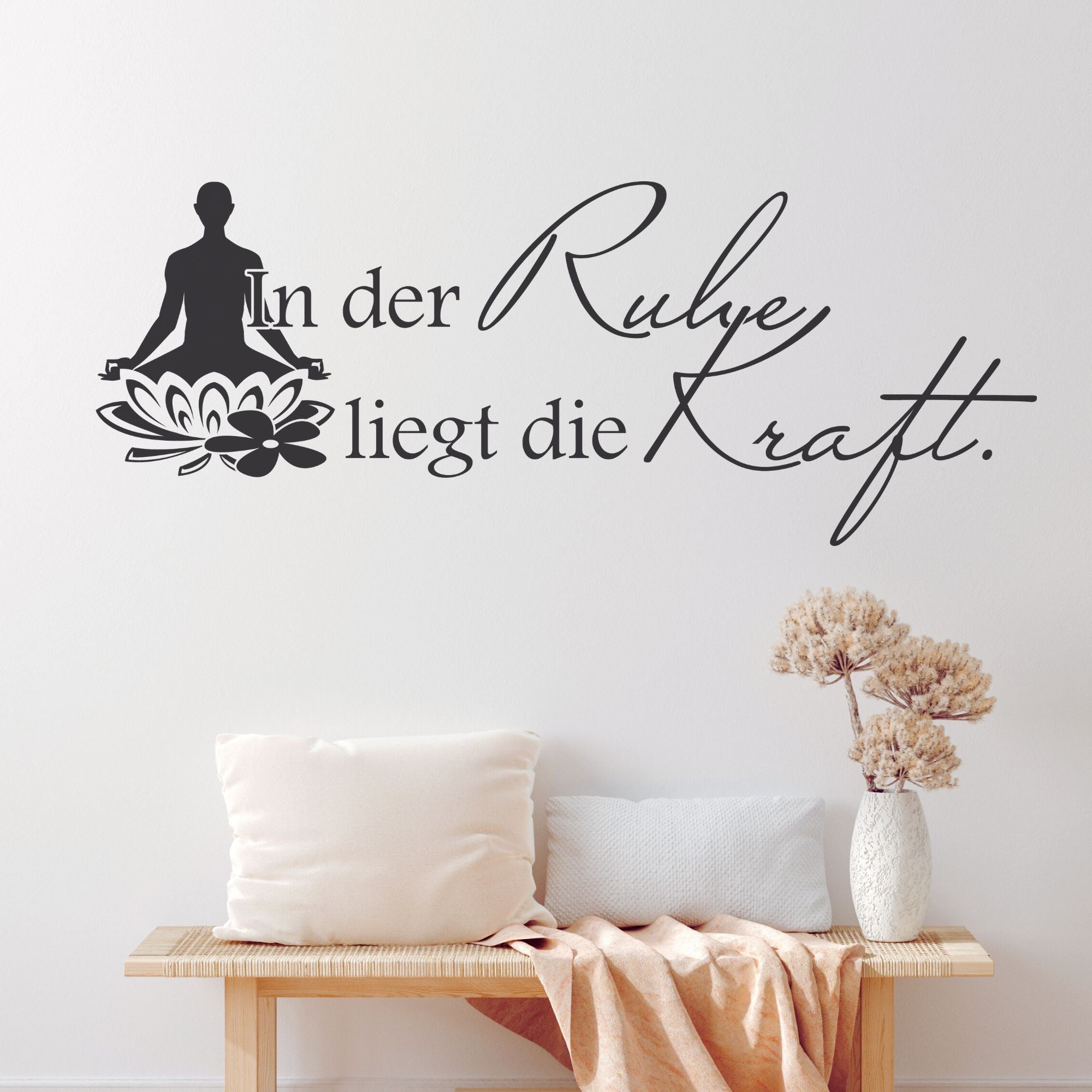 Wandtattoo mit Buddha, schwarzer Schrift und Lotusblume.