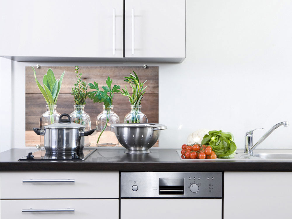 Küchenarbeitsfläche mit Kräutern, Topf und frischem Gemüse.