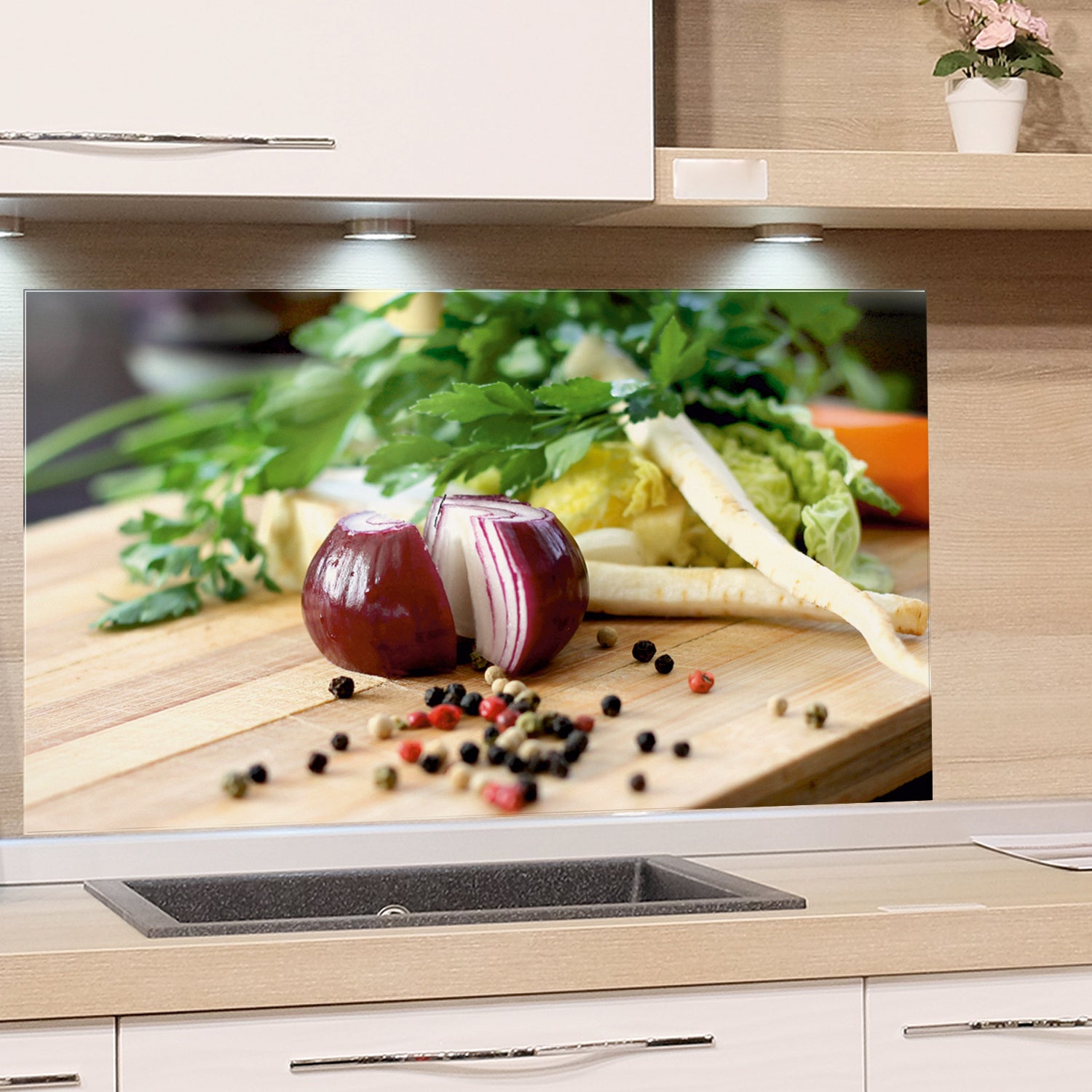 Rote Zwiebeln, frische Kräuter und bunte Pfefferkörner.