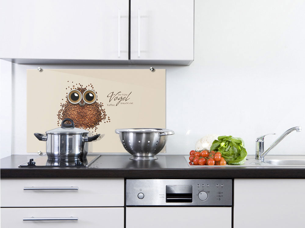 Küchenrückwand mit lustigem Vogelmotiv aus Kaffeebohnen.