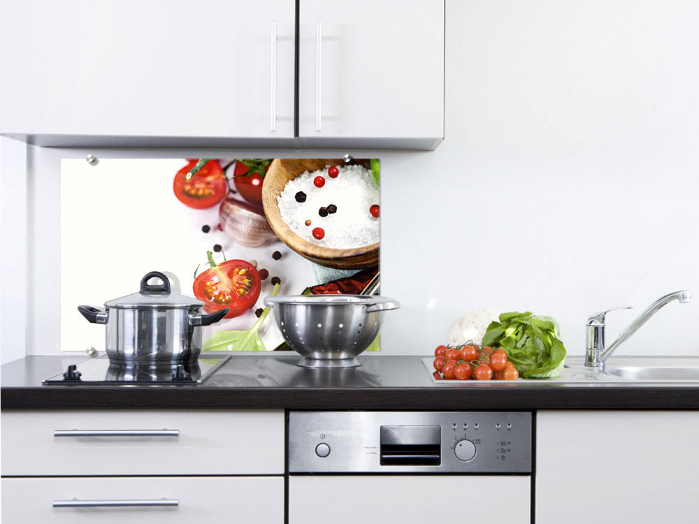 Küchenrückwand mit roten Tomaten, schwarzem Pfeffer und Reis.