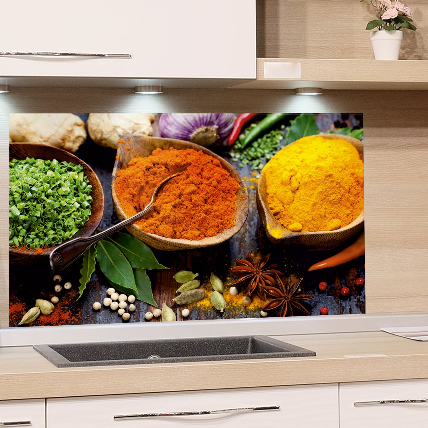 Bunte Gewürze in Schalen: Gelb, Orange, Grün, rot.