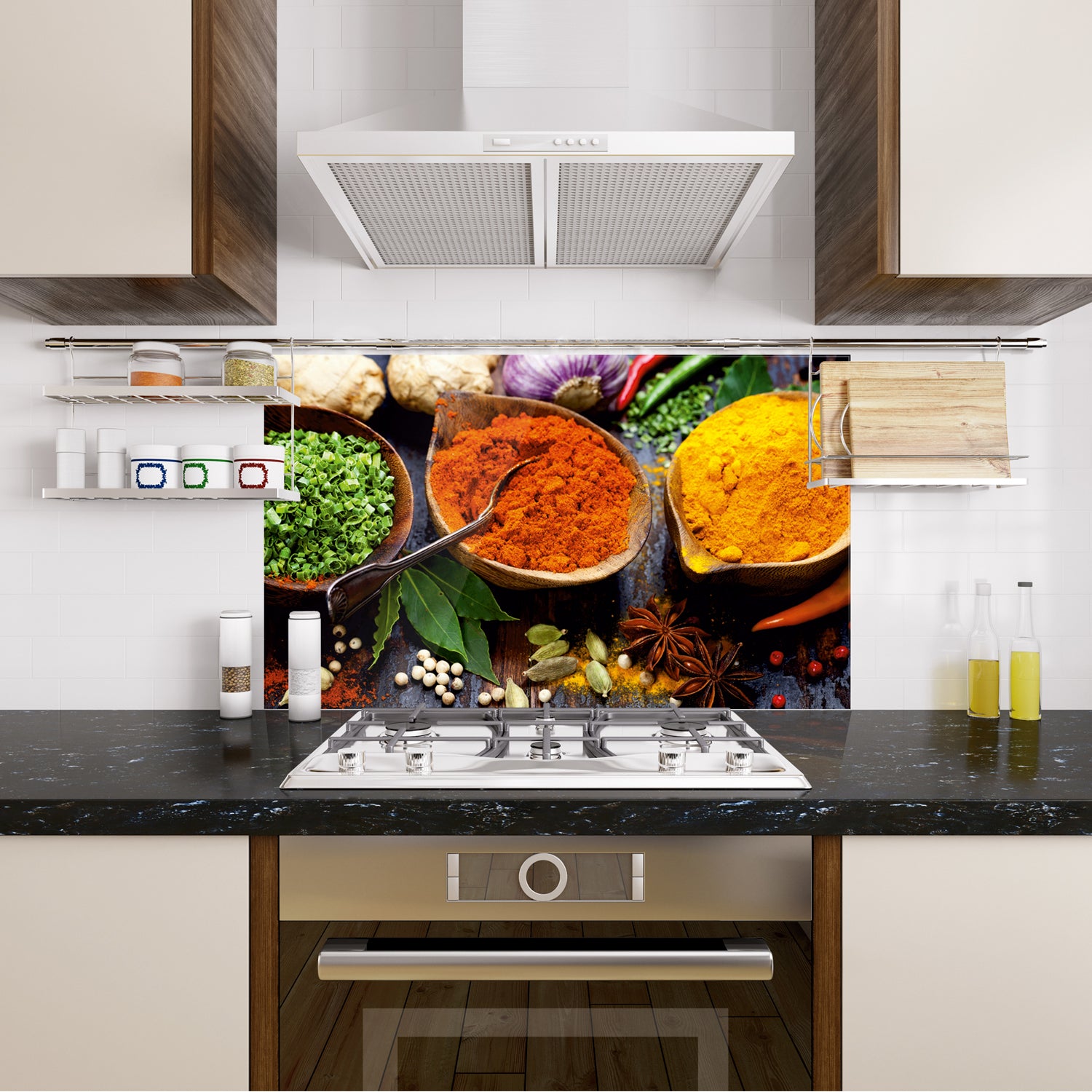 Bunte Gewürze in Schalen, orange, grün und lila.